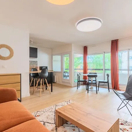 Spacious With Balcony And Parking * La Madeleine (Nord)