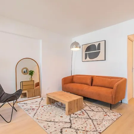 Spacious With Balcony And Parking 公寓