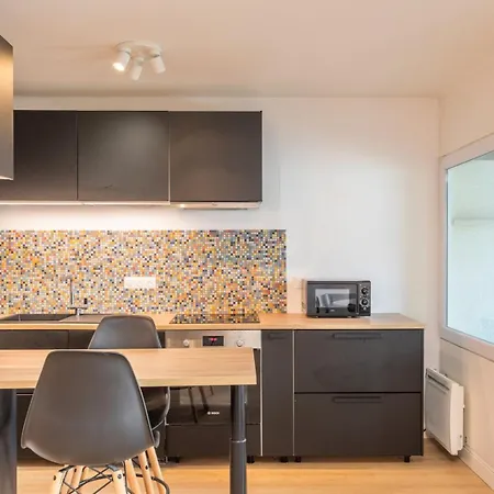 公寓 Spacious With Balcony And Parking *